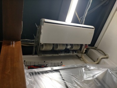 天吊り形業務用エアコン 清掃 解体 部品取外し 作業 神戸市 トラブラン