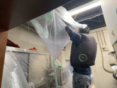 洗浄中 高圧洗浄 天吊りエアコン 汚れ 業務用 神戸市 トラブラン