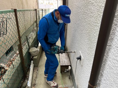 給水管 引替え工事 壁に穴 新設 開口 漏水 神戸市 トラブラン