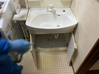洗面化粧台 取替工事 交換 撤去作業 給水管 排水管 取外し 神戸市 トラブラン