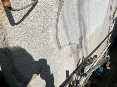 外壁クラック ひび割れ 給湯器交換 補修前 神戸市 トラブラン