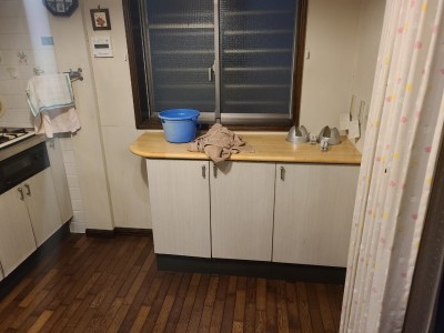 床 濡れ 清掃 漏水被害 天井 給湯管 修繕工事 養生 神戸市 トラブラン 
