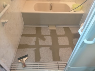 浴室 床 パテ作業 上張り 貼替え リフォーム 神戸市 トラブラン