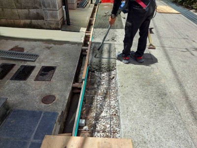 コンクリートの補強材 鉄筋メッシュ 側溝 枠 流し込み作業 神戸市 トラブラン