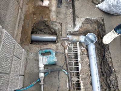 配管設置 勾配 接続 取付け作業 排水桝設置 レベル 調整 神戸市 トラブラン
