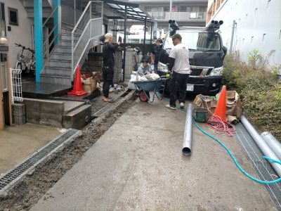 作業員打ち合わせ 掘削作業 共有配管の設置 排水管 神戸市 トラブラン