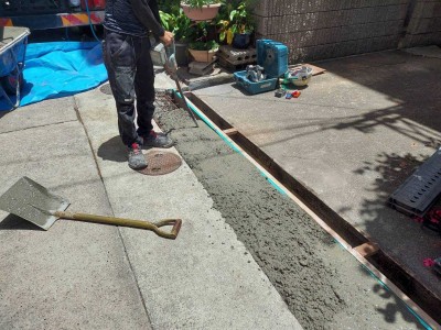 コンクリートの補強材 鉄筋メッシュ 側溝 枠 流し込み作業 神戸市 トラブラン