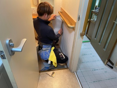 トイレ クロス 貼替 作業中 ヘラ リフォーム 内装 神戸市 トラブラン