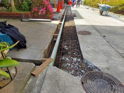 コンクリートの補強材 鉄筋メッシュ 側溝 枠 排水管設置 神戸市 トラブラン