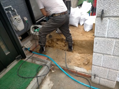 敷地内 掘削作業 排水管設置 手作業 戸建て 神戸市 トラブラン