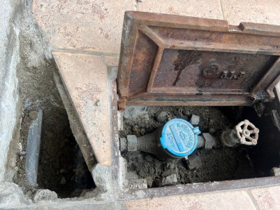 水道メーターボックス 斫り作業 給水管の取替え 漏水 神戸市 トラブラン