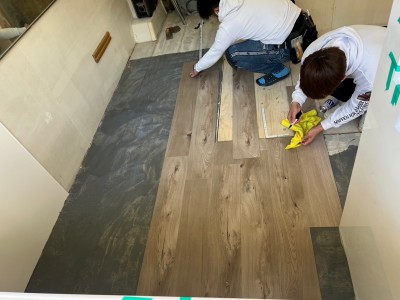 床 貼り作業 カット 店舗工事 内装 アースシール材工 神戸市 トラブラン