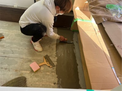 床 パテ作業 貼り作業 店舗工事 内装 アースシール材工 神戸市 トラブラン