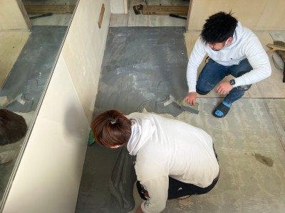 床 貼り作業 店舗工事 内装ウレタンボンド アースシール材工 神戸市 トラブラン