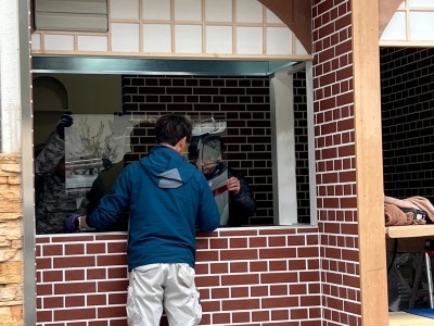 店舗 内装工事 ディスプレイ 耐久ガラス ガラス吸盤 神戸市 トラブラン