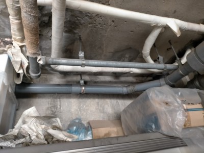 地下駐車場 天井 漏水 滲み 現場調査 給湯管 給湯器交換 神戸市 トラブラン 