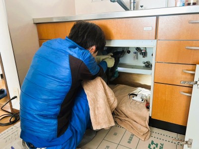 キッチン 給湯管 引き込み直し 工事 開口作業 給湯器 神戸市 トラブラン