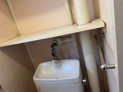 トイレ 収納棚 給水ホース 取外し トイレリフォーム 神戸市 トラブラン トイレ 収納棚 給水ホース 取外し トイレリフォーム 神戸市 トラブラン