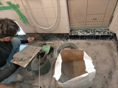 浴室リフォーム お風呂 骨材散布 接着剤 防水押えモルタル 神戸市 トラブラン