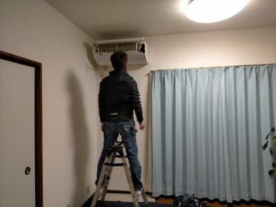 エアコン取外し 壁補修 剥離 下地補強 壁 修繕工事 神戸市 トラブラン