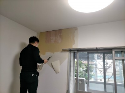 壁の補修 補強工事 パテ処理 内装 施工中 エアコン 神戸市 トラブラン