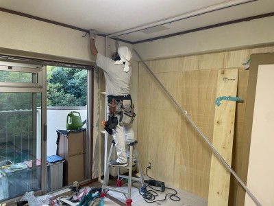 断熱材 採寸 カット クローゼット 設置　施工中 神戸市 トラブラン