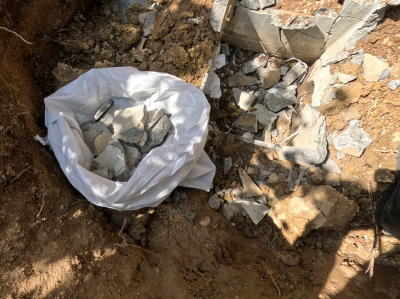 庭 コンクリート桝 撤去  ハンマー  砕く 取替え工事 戸建て 神戸市 トラブラン