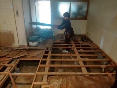 フローリング コンパネ 下地 床 リビング 撤去 根太 神戸市 トラブラン