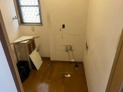 脱衣所 洗面所 洗濯機 洗面化粧台 撤去 作業 床 壁紙 神戸市 トラブラン