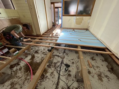 根太打ち ビス止め スタイロフォーム 断熱材 下地 神戸市 トラブラン