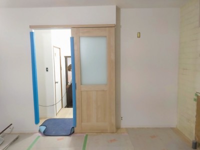 上吊引き戸 内装工事 リフォーム 洗面所 新設 ガラス窓 神戸市 トラブラン