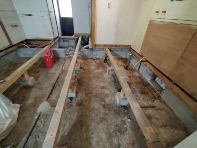 大引き 束材 束石 基礎石 下地 床 リビング 撤去 根太 神戸市 トラブラン