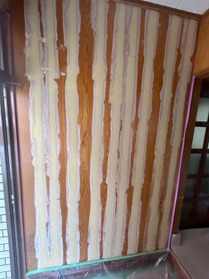 玄関 壁 パテ作業 リフォーム 壁紙 戸建て 神戸市 トラブラン