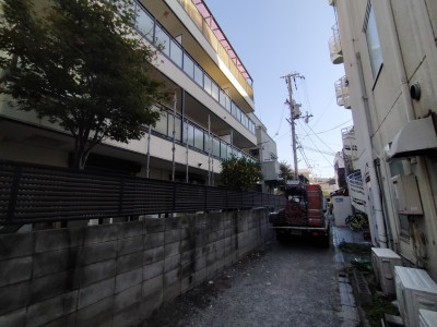 足場 搬入 マンション ベランダ 防水工事 賃貸物件 全室 神戸市 トラブラン 足場 搬入 マンション ベランダ 防水工事 賃貸物件 全室 神戸市 トラブラン
