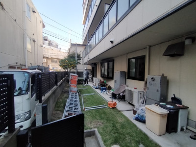 足場 搬入 4階建て ベランダ 防水工事 賃貸物件 全室 神戸市 トラブラン 足場 搬入 4階建て ベランダ 防水工事 賃貸物件 全室 神戸市 トラブラン