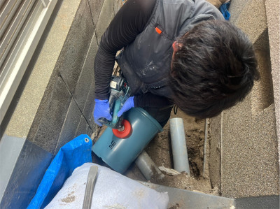 雨水桝 バケツ桝 穴をあけ コンクリート桝 設置 神戸市 トラブラン 雨水桝 バケツ桝 穴をあけ コンクリート桝 設置 神戸市 トラブラン